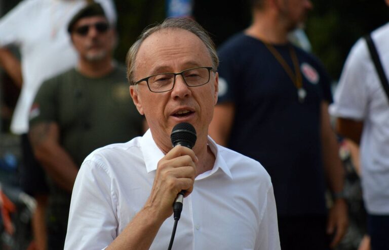 Politička nezrelost i kult vođe: Između zakona i mesije