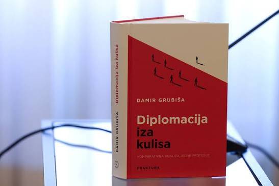 Čitaonica u komšiluku: Svjetlo i sjene diplomatskih aktivnosti
